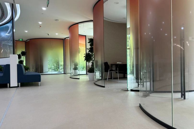 上海市新虹橋公證處-此項(xiàng)目為28款圓弧形全景玻璃隔斷+84款全景玻璃隔斷