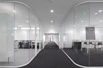  辦公室玻璃隔斷這樣裝,簡約美觀,通透明亮