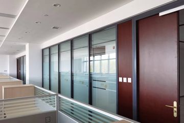 辦公室玻璃隔斷墻的風(fēng)水設(shè)計技巧-風(fēng)水禁忌與公司形象的貼合